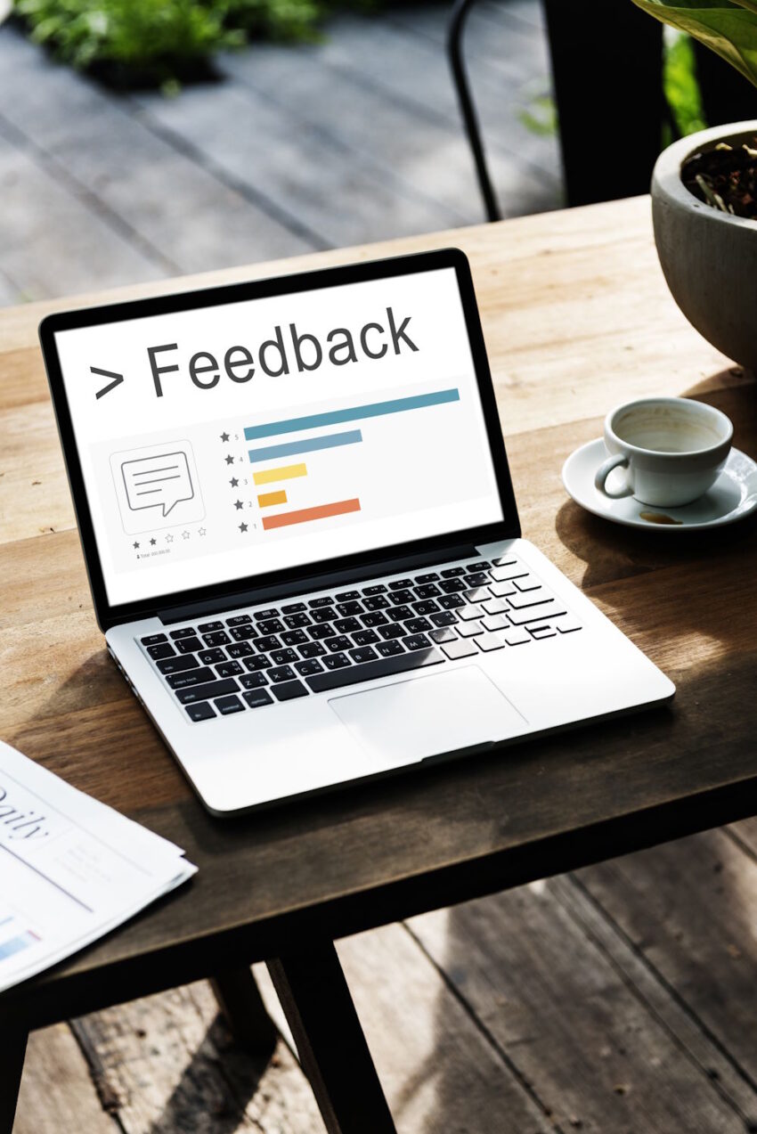 מחשב נייד פתוח ועל המסך שלו כתוב feedback